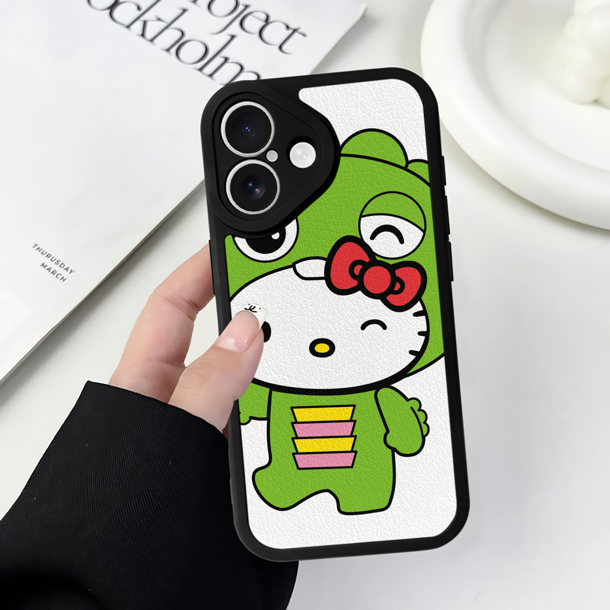 （画像用） Hello Kitty ハローキティ 【iPhone 16シリーズ対応】シリコンスマホケース（レザー調） 材質：シリコン